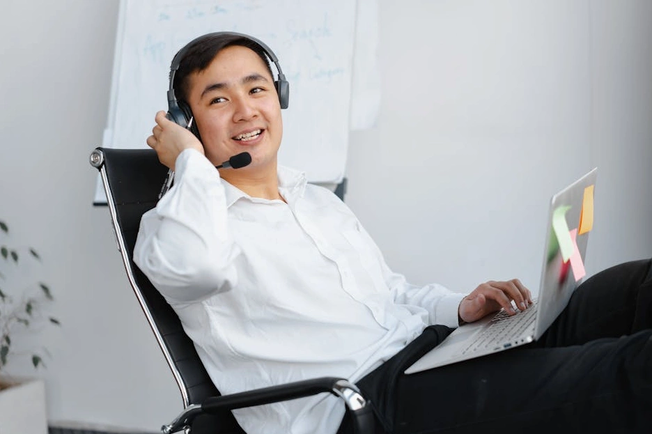 Lächelnder Berater am Laptop in einem Meeting